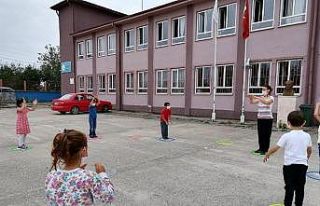 Miniklere temassız oyunlar ile okul kuralları anlatıldı