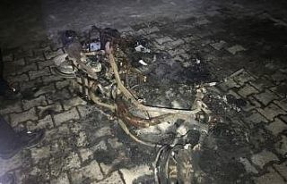 Motosiklet çocuk parkının içinde alev alev yandı