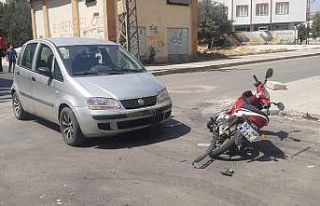 Motosiklet ile otomobil çarpıştı: 1 yaralı