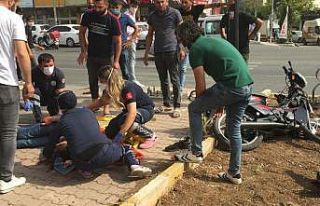 Motosiklet kaldırıma çarptı