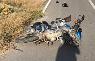 Motosiklet köy yolunda yayaya çarptı: 2 yaralı