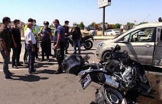 Motosikletli polis timleri otomobille çarpıştı:...