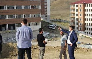Müdür Canlı yapımı devam eden okul inşaatlarını...