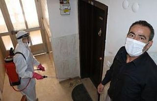 Muhtar vaka görülen apartmanları tek tek dezenfekte...