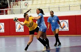 Muratpaşa’nın kadın hentbol takımı, İzmir’i...