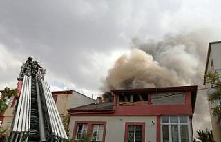 Müstakil evin çatısında çıkan yangın paniğe...