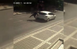 Müşterisine yemek götüren kadın, geri gelen aracın...