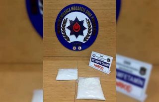 Narkotik köpekleri aracı aradı: 1 kilodan fazla...