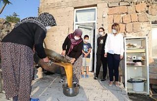 Nevşehir Valisi Becel, köyde pekmez kaynattı