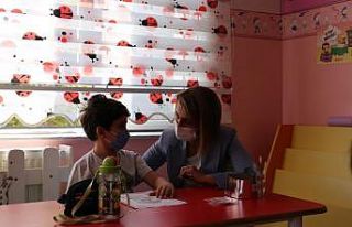 Nevşehir Valisi Becel, okula başlayan minik öğrencileri...