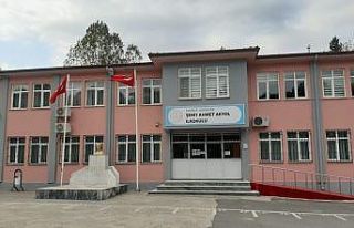 Öğrenciler uzun bir aradan sonra öğretmenleriyle...