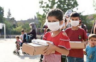 Öğrencilere maske ve çocuk kiti, okullara dezenfektan