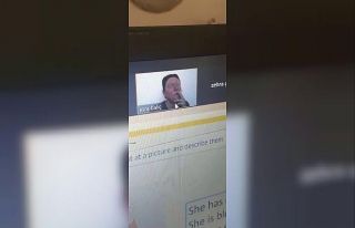 Öğrencilerine canlı yayında ders verirken sigara...
