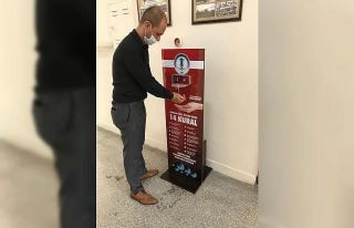 Öğretmen temassız dezenfektan cihazı yaptı