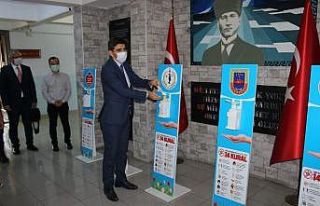 Okul, kamu kurumlarına el dezenfektanı hediye etti