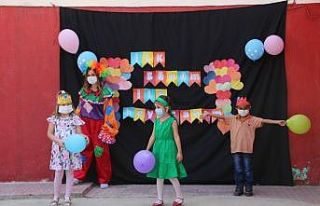 Okul müdürü öğrencilerini palyaço kıyafeti...