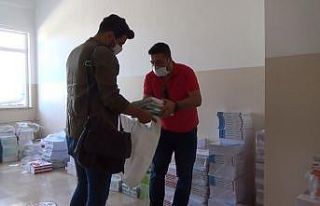 Okula gidemeyen öğrencilerin kitapları ayaklarına...