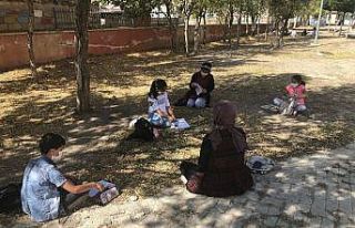 Okuldan uzak kalan öğrenciler okul bahçesinde toplanarak...