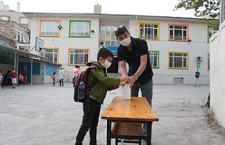 Okulla tanışan minik öğrenciler koşa koşa sınıflarına...