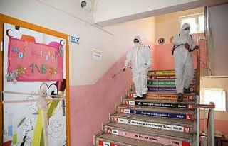 Okullar dezenfekte edildi, öğrencilere hediye verildi