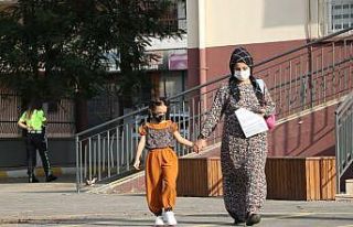 Okullar korona virüs önlemleri altında yeniden...