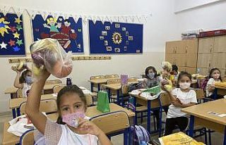 Okullar meyve doldu, öğrencilerin yüzü güldü