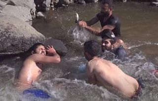 Olta ve ağ kullanmadan balık avlıyorlar