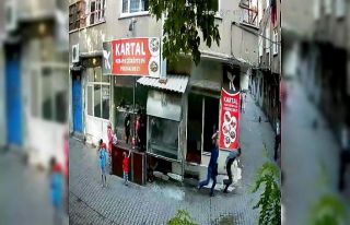 Önce eşini ardından akrabasını bıçakladı,...