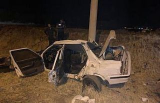 Önce tabelaya sonra direğe çarptı: 3 Yaralı