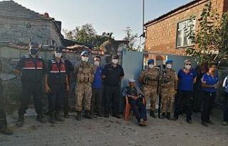 Ormanda kaybolan yaşlı adamı jandarma buldu