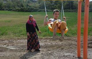 Otizmli Burak salıncağına kavuştu