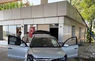 Otomobil akaryakıt istasyonuna daldı