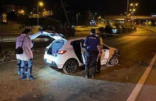 Otomobil aydınlatma direğine çarptı: 1 ölü,...