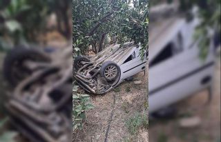 Otomobil bahçeye uçtu, sürücü hafif yaralı kurtuldu
