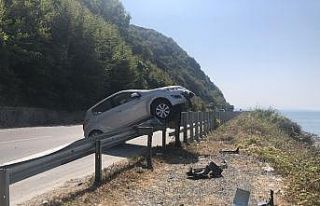 Otomobil, demir korkulukların üzerine çıktı
