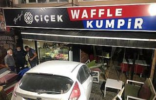 Otomobil dükkana dalıp merdivenlerde asılı kaldı