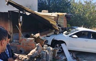 Otomobil evin müştemilatına girdi