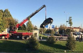 Otomobil kanala düştü: 2 yaralı