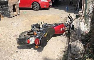 Otomobil motosiklete çarptı: 2 yaralı