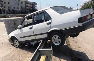 Otomobil önce yayanın koluna çarptı ardından...