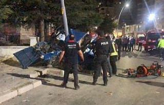 Otomobil önce yayaya sonra elektrik direğine çarptı:1...