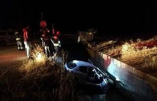 Otomobil su kanalına düştü: 2 yaralı