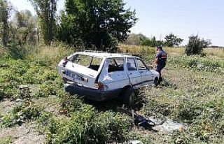 Otomobil tarlaya uçtu : 2 yaralı