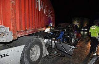 Otomobil tırın altına girdi: 1 ölü, 3 yaralı