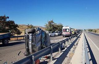 Otomobil traktöre çarpıp yan döndü: 1 ölü,...