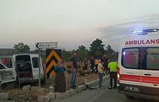 Otomobil ve hafif ticari araç çarpıştı: 4 yaralı