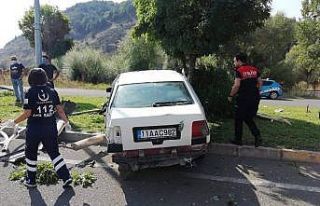 Otomobil yoldan çıktı: 2 yaralı