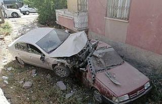 Otomobile ve yayaya çarpıp bahçedeki otomobilin...