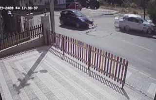 Otomobile ve yayaya çarpıp otomobilin üzerine böyle...