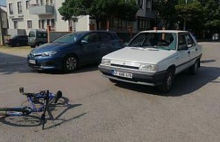 Otomobilin çarptığı bisikletli aracın camından...